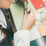 orologiaia con pinzette e attrezzatura varia ripara un orologio